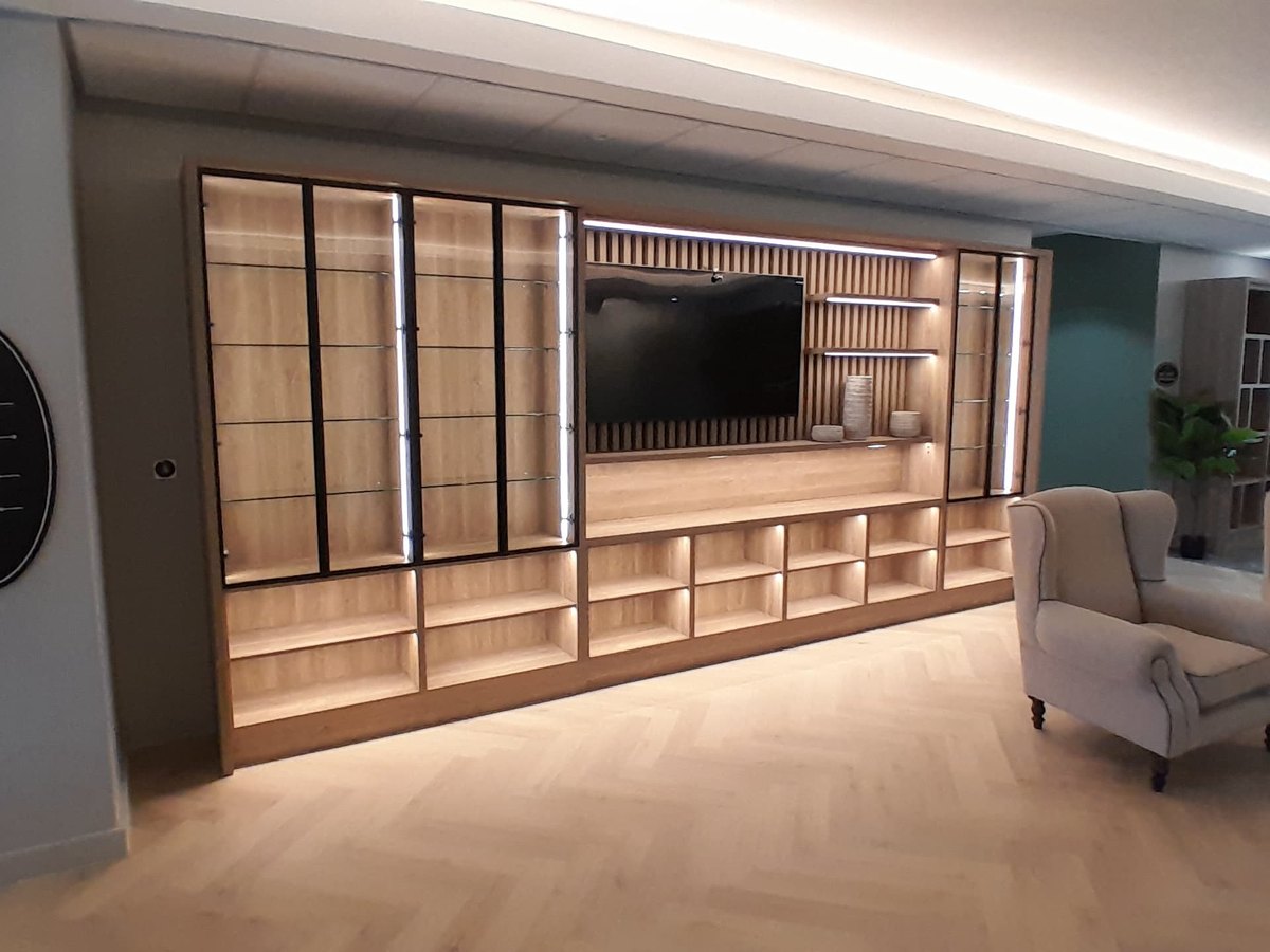 Timber feature wall with integrated screen and shelving